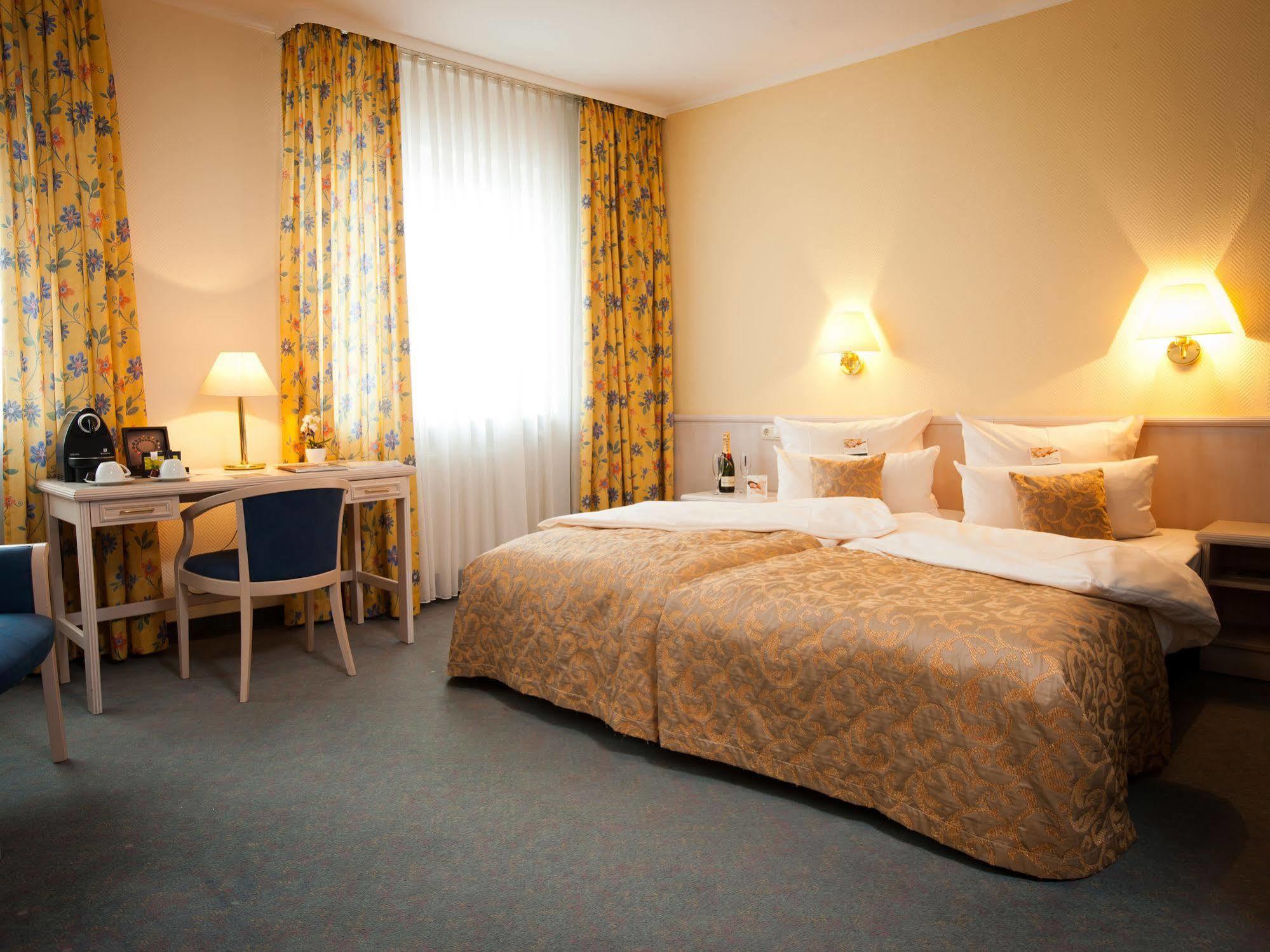 Hotel Traube Ruedesheim Рюдесхайм-на-Рейне Экстерьер фото