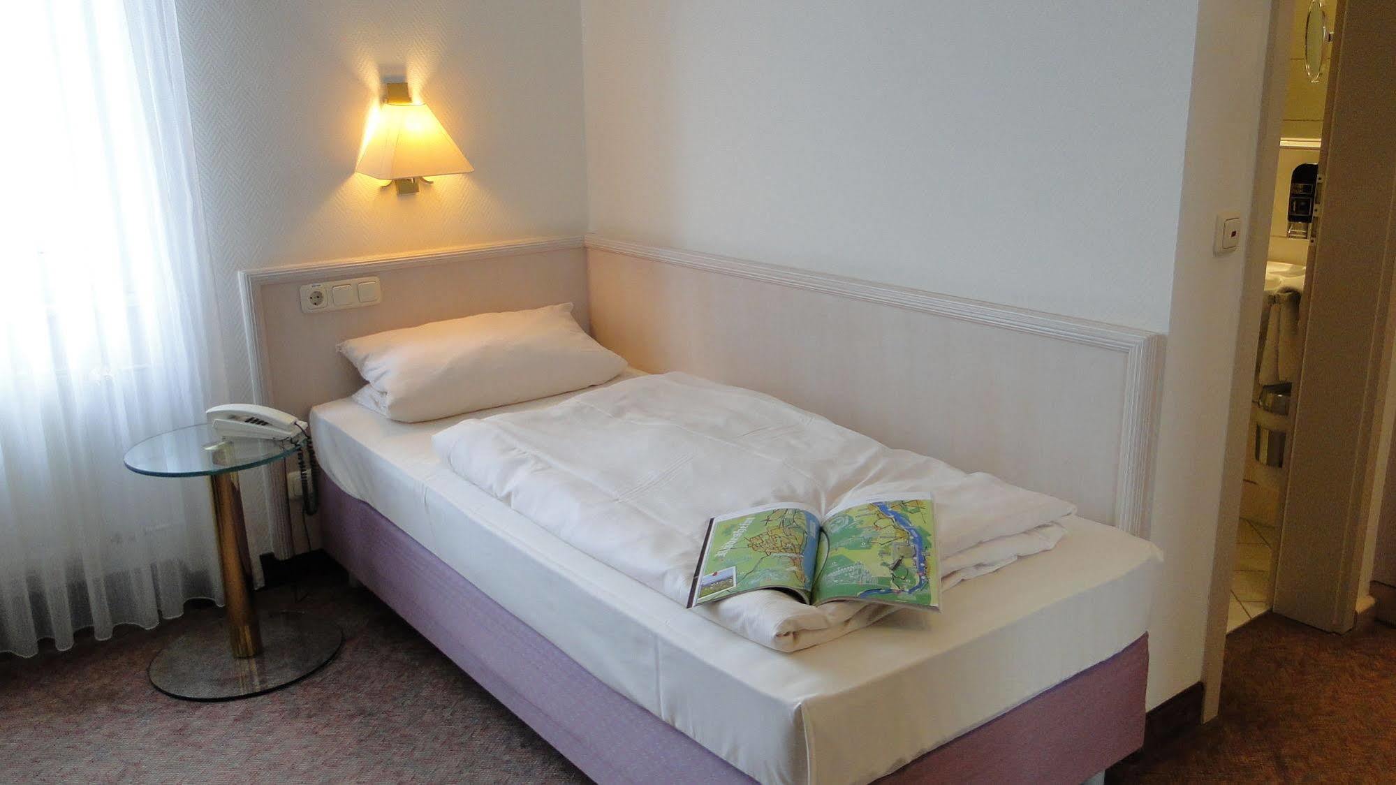 Hotel Traube Ruedesheim Рюдесхайм-на-Рейне Экстерьер фото