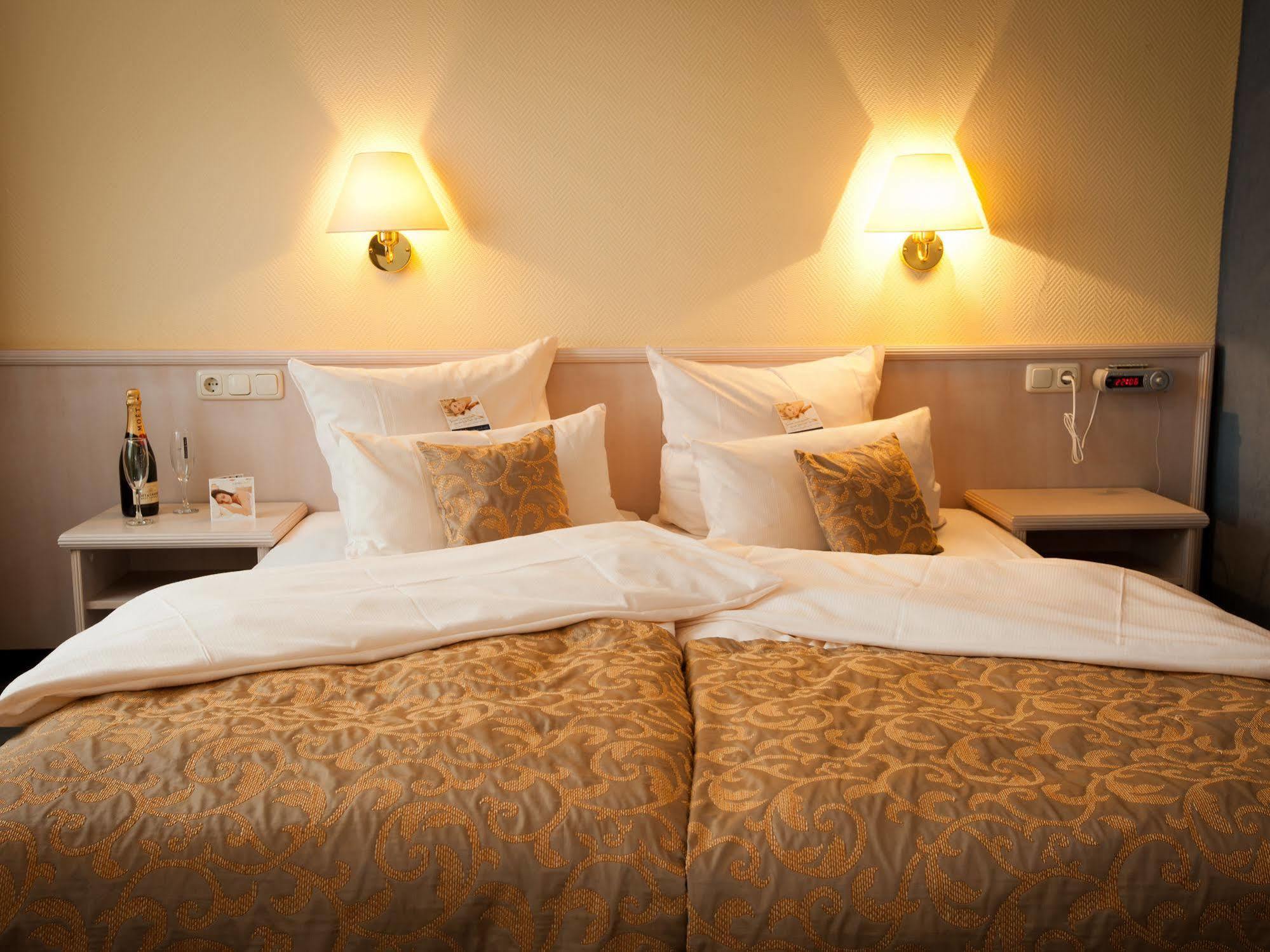 Hotel Traube Ruedesheim Рюдесхайм-на-Рейне Экстерьер фото