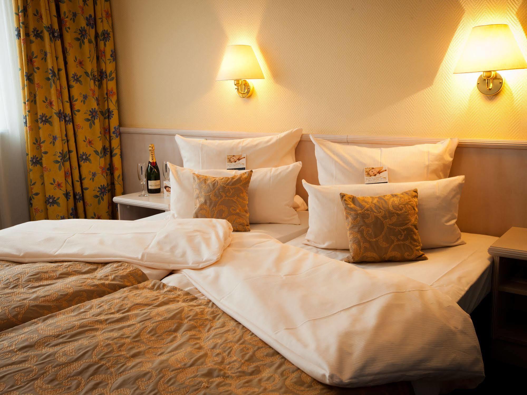 Hotel Traube Ruedesheim Рюдесхайм-на-Рейне Экстерьер фото